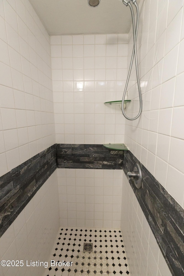 full bath with tiled shower