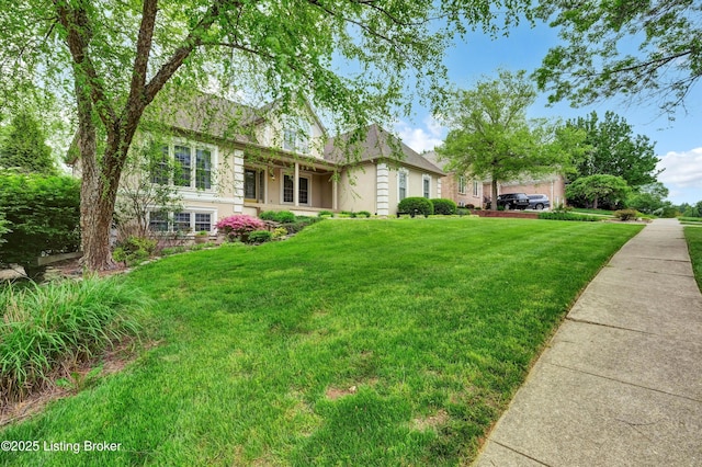 view of front of home featuring a front yard