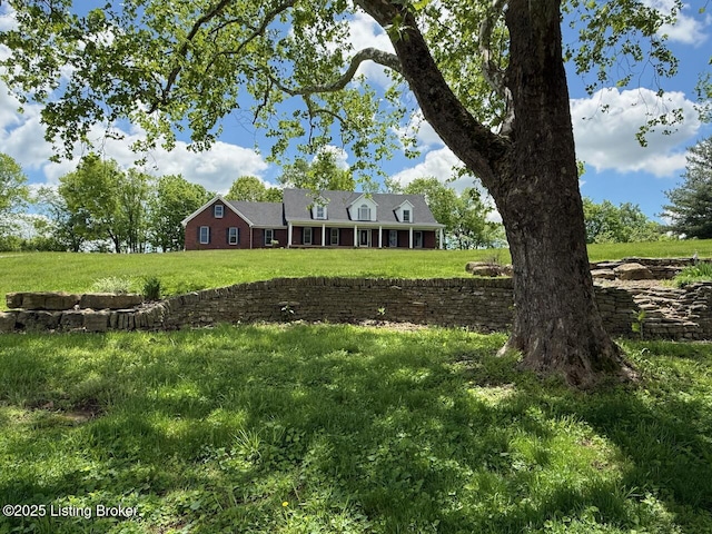 view of front of house featuring a front lawn