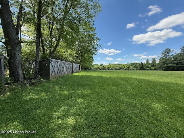 view of grassy yard featuring an outdoor structure