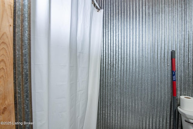 1400 Bewleyville Rosetta Rd, Irvington, KY 40146 - full bathroom featuring a shower with curtain and toilet