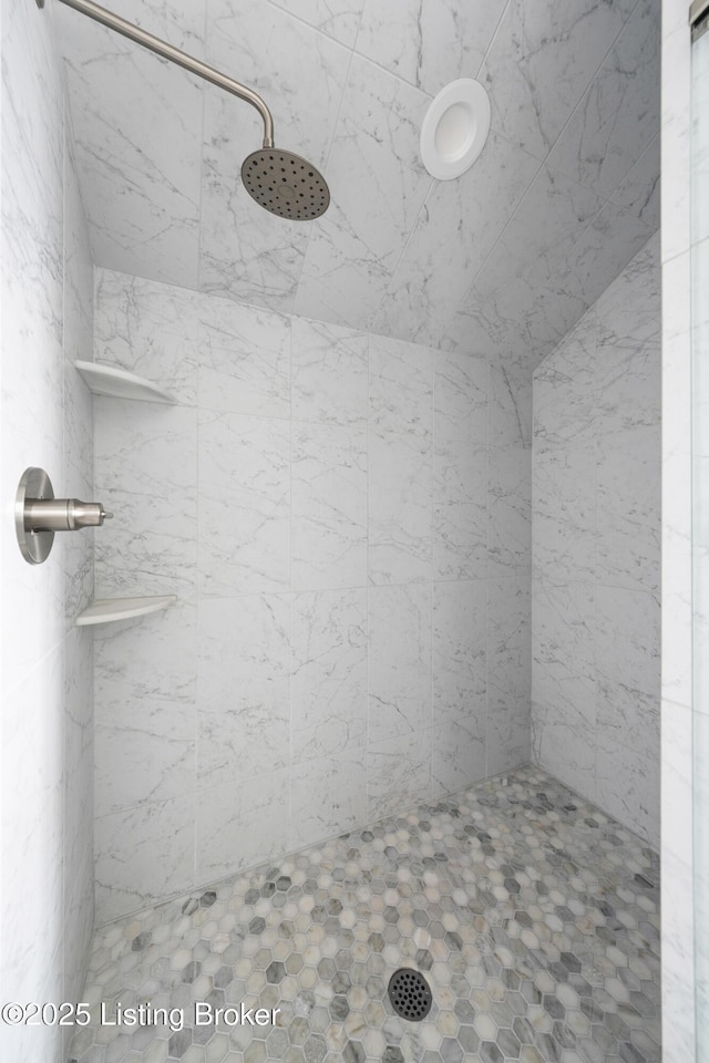 full bathroom featuring tiled shower