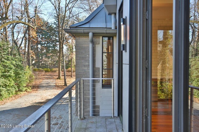 1801 Sulgrave Rd, Louisville, KY 40205 - exterior space featuring a balcony