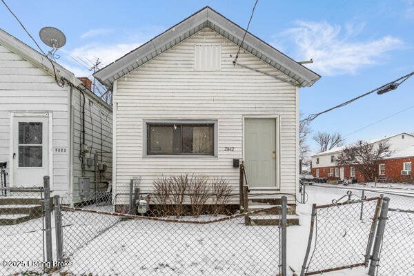 2842 Slevin St, Louisville, KY 40212 - shotgun-style home featuring fence and a gate