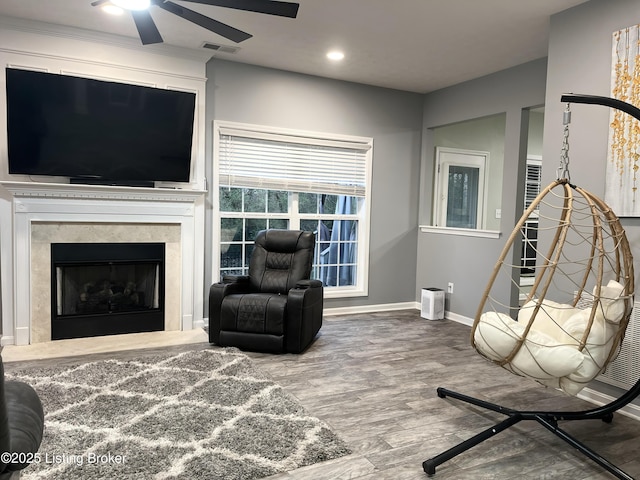 living room featuring recessed lighting, wood finished floors, visible vents, baseboards, and ceiling fan