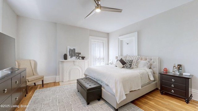1031 S 4th St, Louisville, KY 40203 - bedroom with light wood-style floors, baseboards, and ceiling fan