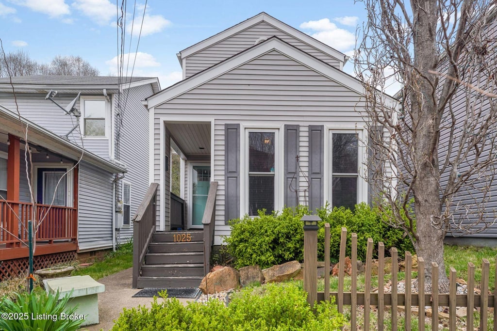 shotgun-style home with fence