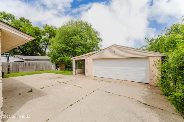 230 S Skyline Dr, Louisville, KY 40229 - detached garage featuring fence