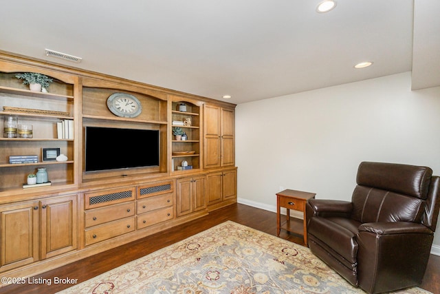living area featuring baseboards, dark wood-type flooring, visible vents, and recessed lighting
