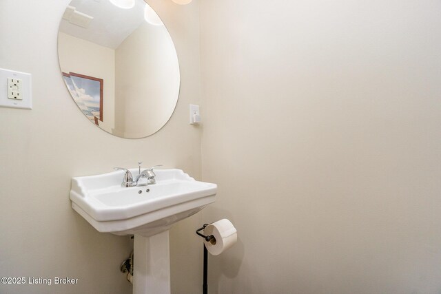 bathroom featuring a sink