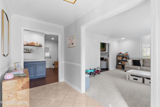 hall featuring recessed lighting, light tile patterned floors, baseboards, and crown molding