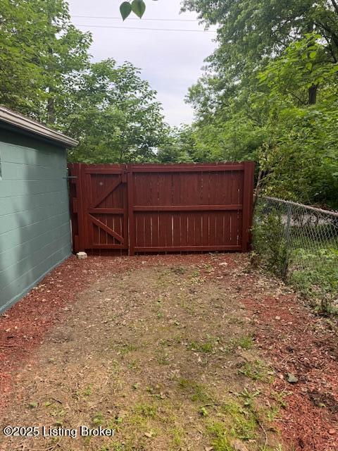 715 W Evelyn Ave, Louisville, KY 40215 - view of yard with a gate