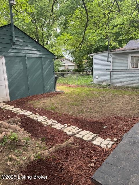715 W Evelyn Ave, Louisville, KY 40215 - view of yard with an outbuilding