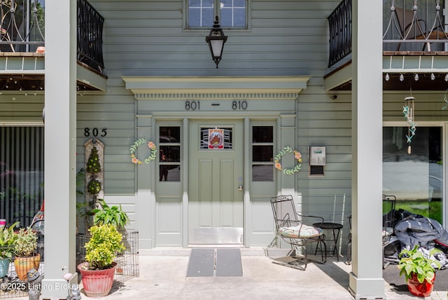 property entrance featuring a balcony