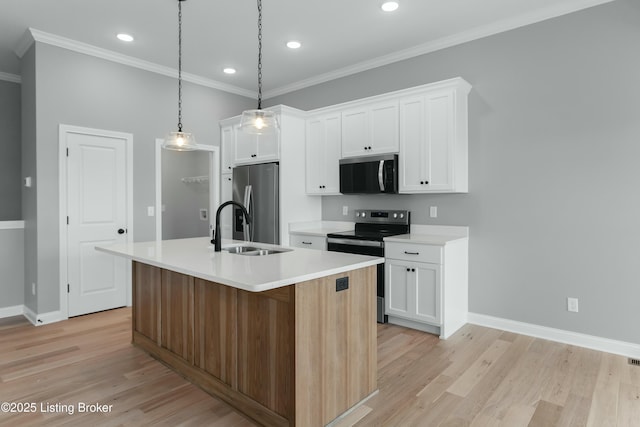 382 Williamsburg Dr, Mt Washington, KY 40047 - kitchen with light wood-style floors, crown molding, stainless steel appliances, and a sink