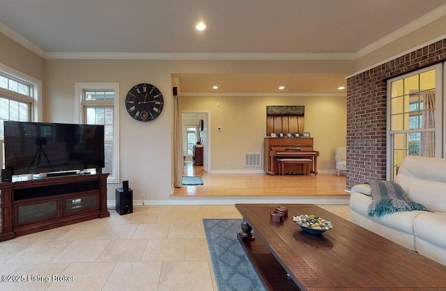 living room featuring recessed lighting, visible vents, crown molding, and baseboards