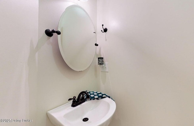 bathroom featuring a sink