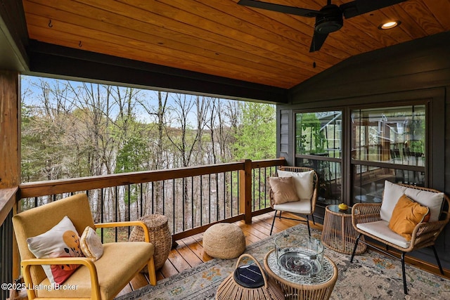 sunroom / solarium featuring outdoor lounge area and a ceiling fan