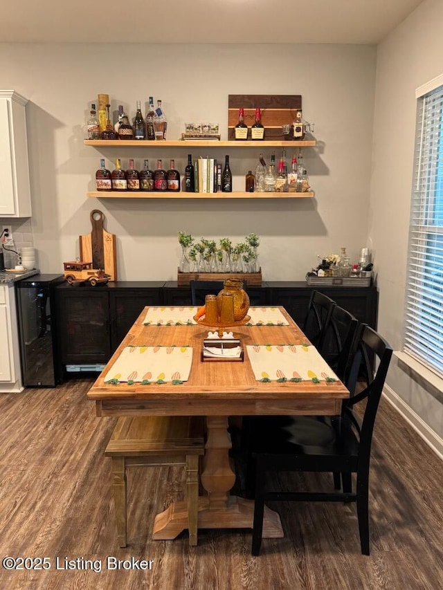 117 Richwood Cir, Georgetown, KY 40324 - dining area with wood finished floors, a bar, and beverage cooler
