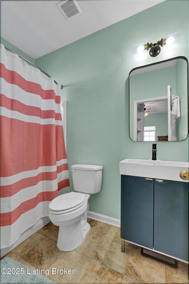 full bath with vanity, visible vents, toilet, curtained shower, and baseboards