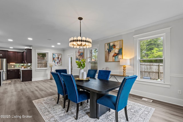 dining area featuring baseboards, recessed lighting, light wood-style flooring, crown molding, and visible vents