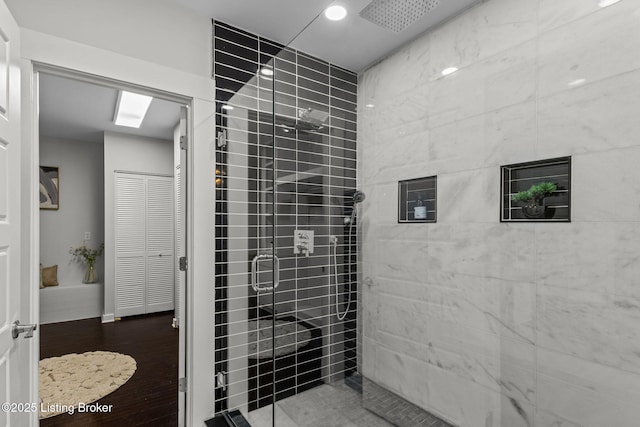 full bathroom featuring a tile shower, baseboards, and recessed lighting