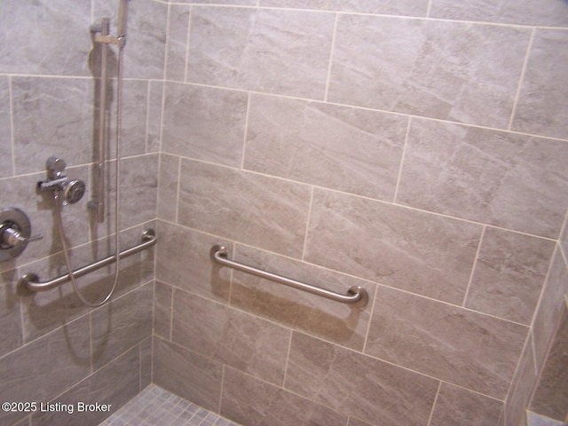 569 Deep Creek Dr, Shepherdsville, KY 40165 - full bath featuring tiled shower