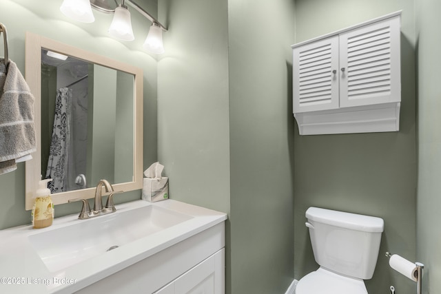 full bathroom featuring toilet, curtained shower, and vanity