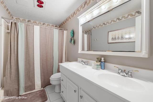 full bathroom featuring toilet, a shower with shower curtain, and a sink