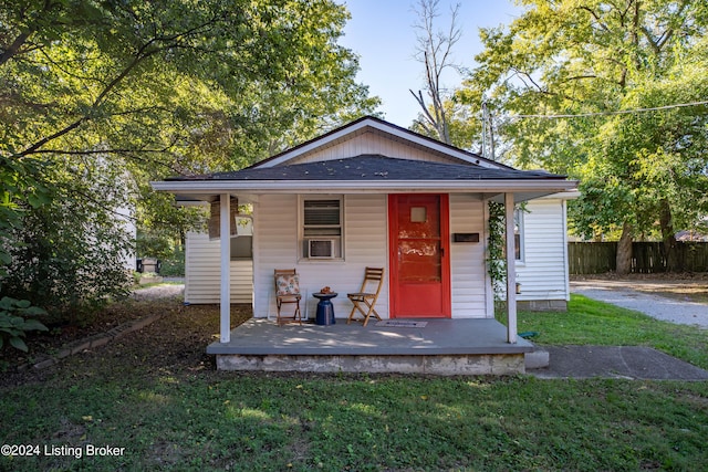 124 E Wellington Ave, Louisville, KY 40214 - bungalow-style house with a front lawn, fence, and roof with shingles