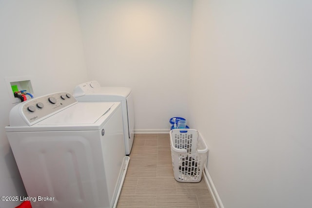 11207 Comfort Ct, Louisville, KY 40229 - laundry area with washer and clothes dryer and baseboards
