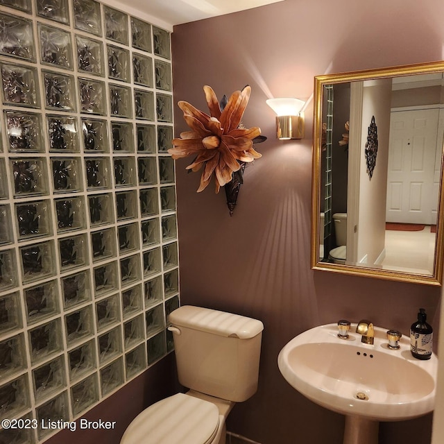 404 Eastgate Village Wynde, Louisville, KY 40223 - bathroom with a sink and toilet