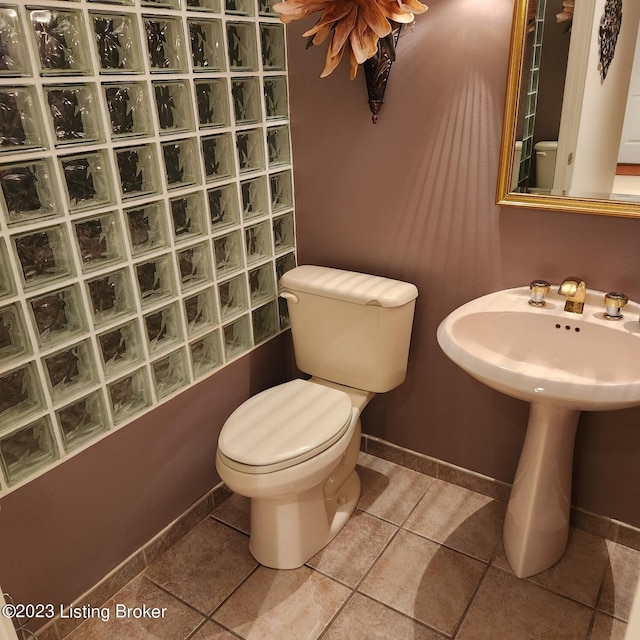 404 Eastgate Village Wynde, Louisville, KY 40223 - bathroom featuring tile patterned floors, baseboards, and toilet