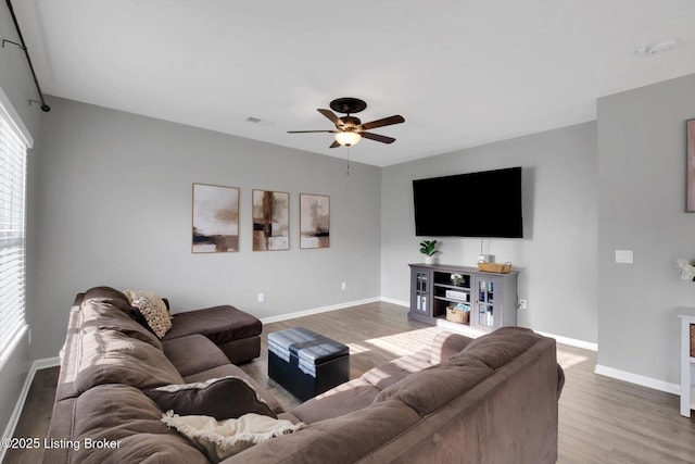 109 Kentucky Oaks Trl, Elizabethtown, KY 42701 - living area with visible vents, baseboards, ceiling fan, and wood finished floors
