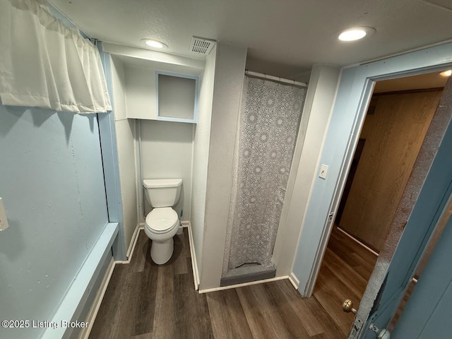 full bathroom with baseboards, recessed lighting, a shower with curtain, toilet, and wood finished floors