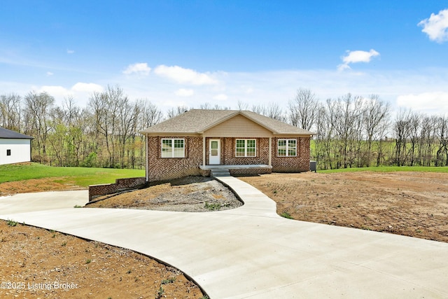 view of front of home featuring brick siding and a front yard