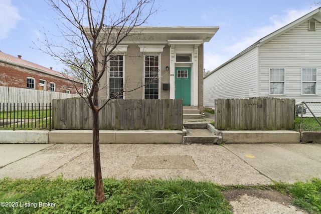 view of front of property featuring a fenced front yard