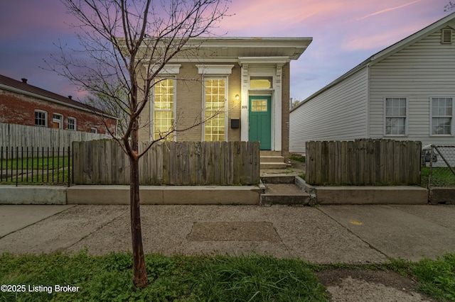 shotgun-style home with fence