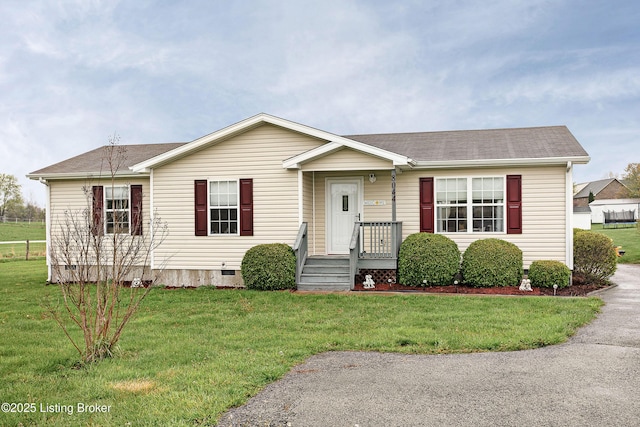 view of front facade featuring crawl space, roof with shingles, and a front yard