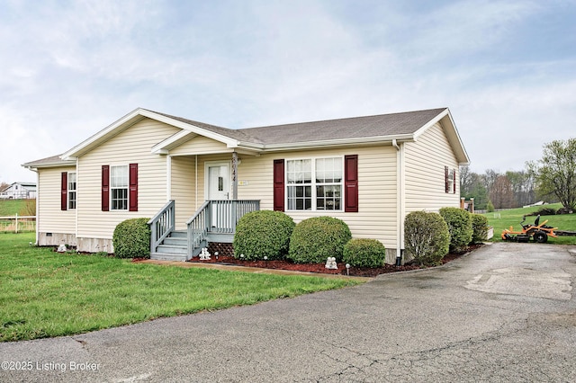 single story home with a front lawn