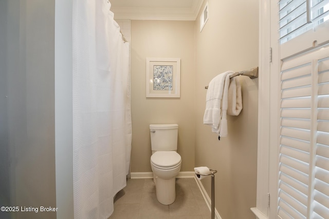 full bathroom featuring visible vents, baseboards, toilet, crown molding, and tile patterned floors