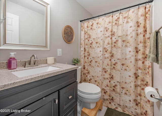 bathroom with toilet, a shower with shower curtain, and vanity