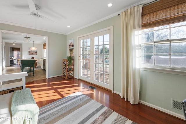 living room with baseboards, ceiling fan, crown molding, recessed lighting, and wood finished floors