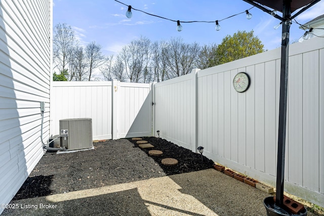 6807 Arbor Creek Dr, Louisville, KY 40228 - fenced backyard featuring central AC unit and a gate