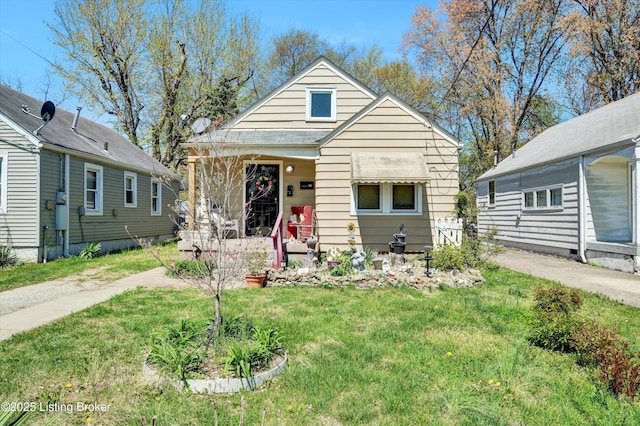 bungalow featuring a front yard