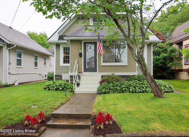 216 Cornell Pl, Louisville, KY 40207 - bungalow-style home featuring a front lawn