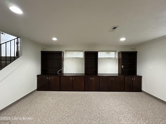 carpeted spare room featuring visible vents, baseboards, recessed lighting, and ornamental molding