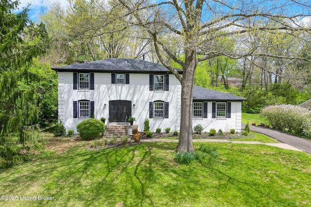 view of front of property with a front yard