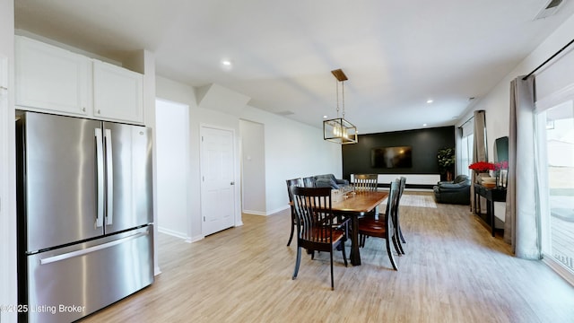 dining space featuring baseboards, light wood-style flooring, visible vents, and recessed lighting
