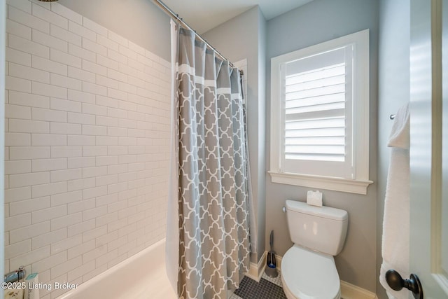 full bath featuring baseboards, a shower with curtain, and toilet